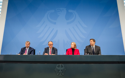 Wie gut versteht sich dieses Quartett heute? (Archivbild) - Foto: Michael Kappeler/dpa