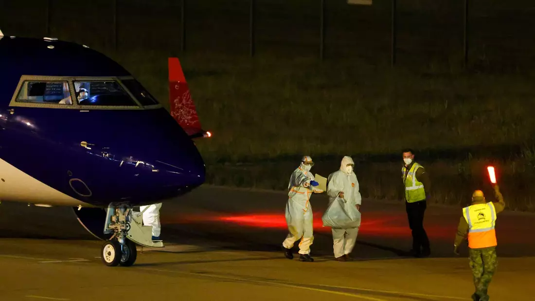 Besatzungsmitglieder der «Hondius» erreichten am Abend mit zwei Flugzeugen den Flughafen in Eindhoven, unter ihnen auch ein deutsches Besatzungsmitglied. - Bild: Christoph Reichwein/dpa