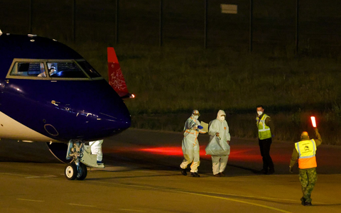 Besatzungsmitglieder der «Hondius» erreichten am Abend mit zwei Flugzeugen den Flughafen in Eindhoven, unter ihnen auch ein deutsches Besatzungsmitglied. - Foto: Christoph Reichwein/dpa