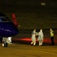 Besatzungsmitglieder der «Hondius» erreichten am Abend mit zwei Flugzeugen den Flughafen in Eindhoven, unter ihnen auch ein deutsches Besatzungsmitglied. - Foto: Christoph Reichwein/dpa
