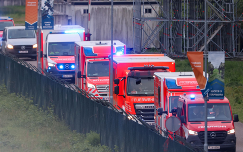 Rettungswagen aus Deutschland holten die deutschen Passagiere am Flughafen Eindhoven ab.  - Foto: Christoph Reichwein/dpa