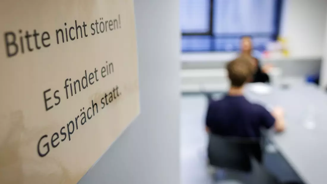 Die Therapie von Jonas ging über drei Monate, sie bestand aus Einzelgesprächen und später einer wöchentlichen Gruppentherapie. - Bild: Daniel Karmann/dpa