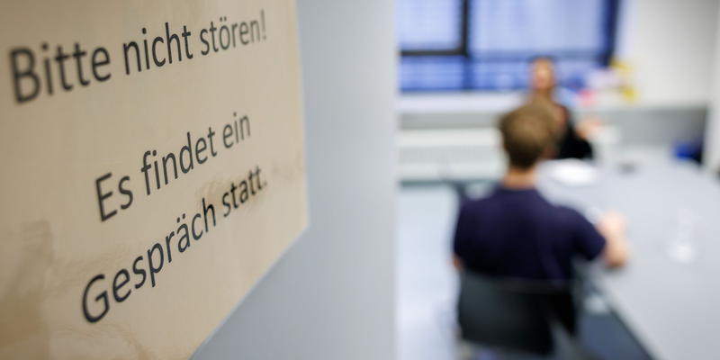 Die Therapie von Jonas ging über drei Monate, sie bestand aus Einzelgesprächen und später einer wöchentlichen Gruppentherapie. - Foto: Daniel Karmann/dpa