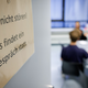 Die Therapie von Jonas ging über drei Monate, sie bestand aus Einzelgesprächen und später einer wöchentlichen Gruppentherapie. - Foto: Daniel Karmann/dpa