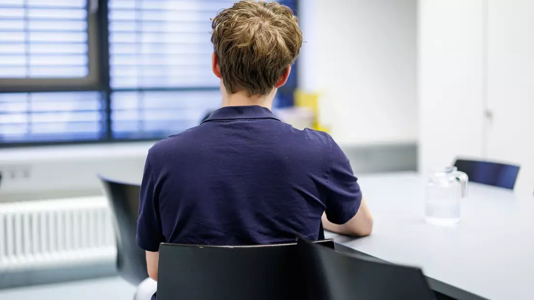 Von einer Altersbeschränkung für Social Media hält Jonas trotz seiner eigenen Erfahrungen nichts.  - Bild: Daniel Karmann/dpa