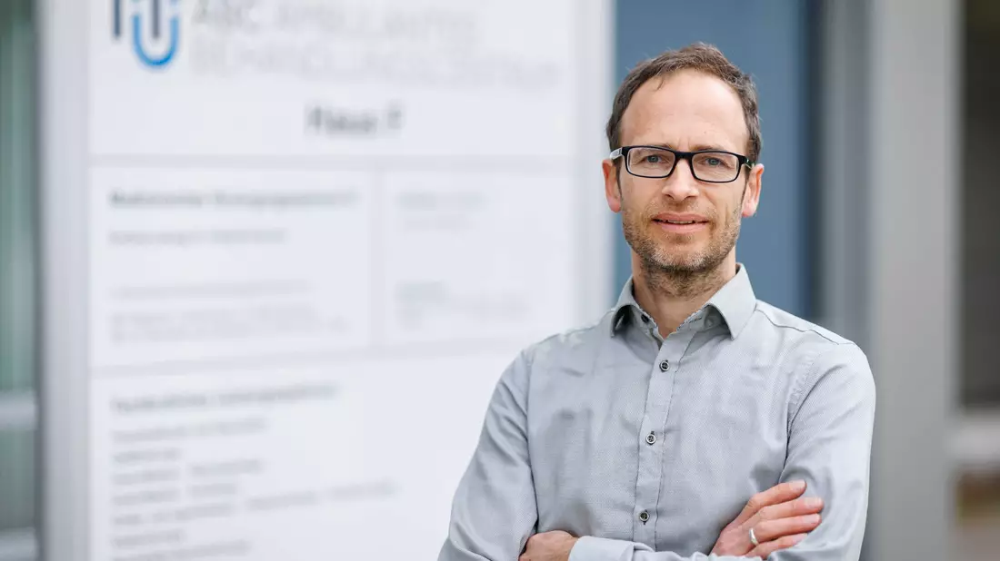Der Psychologe Philipp Martzog betreut am Klinikum Nürnberg junge Menschen mit Mediensucht.  - Bild: Daniel Karmann/dpa