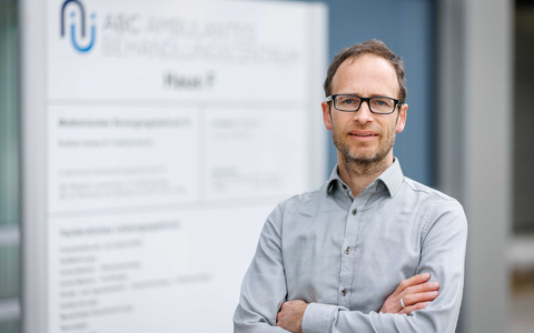 Der Psychologe Philipp Martzog betreut am Klinikum Nürnberg junge Menschen mit Mediensucht.  - Foto: Daniel Karmann/dpa