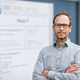 Der Psychologe Philipp Martzog betreut am Klinikum Nürnberg junge Menschen mit Mediensucht.  - Foto: Daniel Karmann/dpa