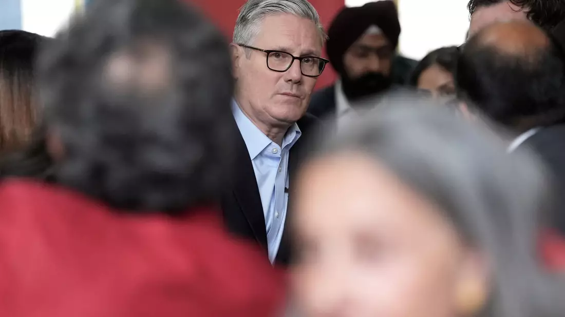 Im Abseits: Der britische Premierminister Starmer steht massiv unter Druck.  - Bild: Stefan Rousseau/PA Wire/dpa