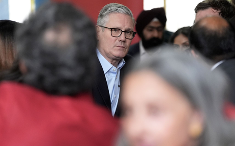 Im Abseits: Der britische Premierminister Starmer steht massiv unter Druck.  - Foto: Stefan Rousseau/PA Wire/dpa