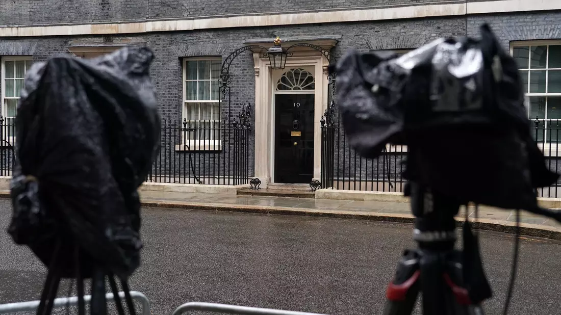 Vor der Downing Street wird auf eine Entscheidung gewartet.  - Bild: Alberto Pezzali/AP/dpa