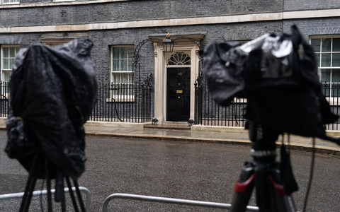 Vor der Downing Street wird auf eine Entscheidung gewartet.  - Foto: Alberto Pezzali/AP/dpa