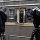 Vor der Downing Street wird auf eine Entscheidung gewartet.  - Foto: Alberto Pezzali/AP/dpa