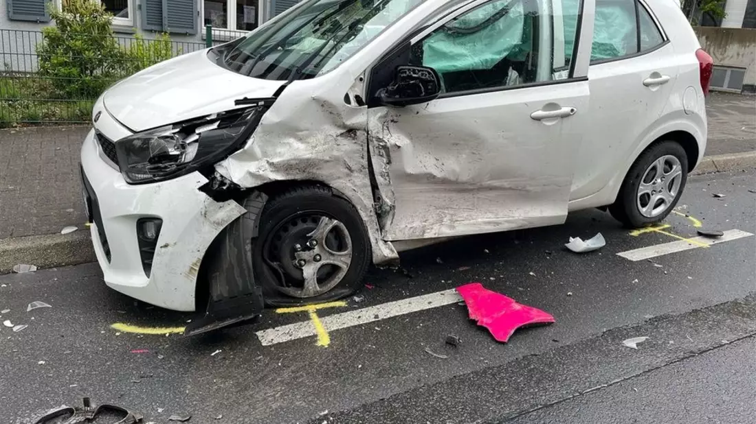 POL-RBK: Bergisch Gladbach - Kollision zweier Autos - Bild: presseportal.de