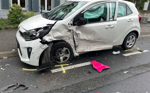 POL-RBK: Bergisch Gladbach - Kollision zweier Autos - Foto: presseportal.de