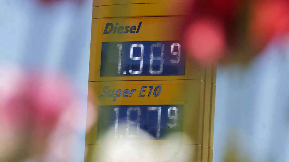 Die Kämpfe im Nahen Osten haben die Spritpreise deutlich anziehen lassen. (Archivbild) - Bild: Thomas Warnack/dpa