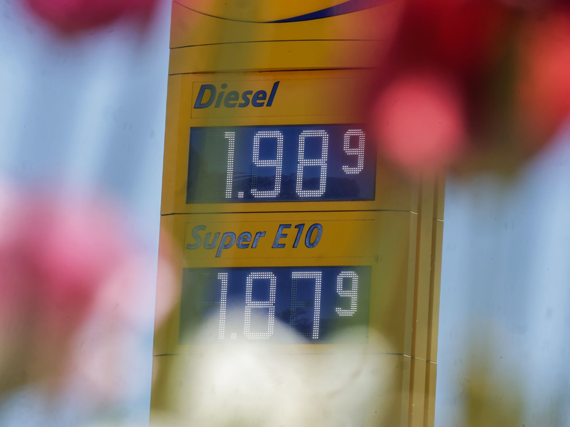 Die Kämpfe im Nahen Osten haben die Spritpreise deutlich anziehen lassen. (Archivbild) - Foto: Thomas Warnack/dpa