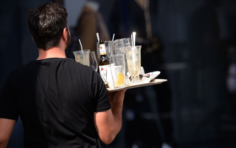 Kellner im Restaurant: Die Preise für Dienstleistungen ziehen an. - Foto: Jonas Walzberg/dpa