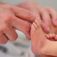 Männer in Deutschland werden immer später Vater. (Symbolbild) - Foto: Hendrik Schmidt/dpa
