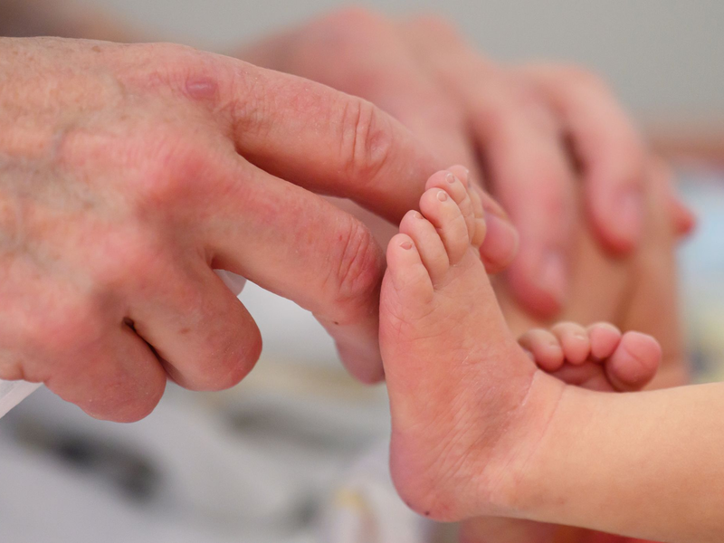 Männer in Deutschland werden immer später Vater. (Symbolbild) - Foto: Hendrik Schmidt/dpa