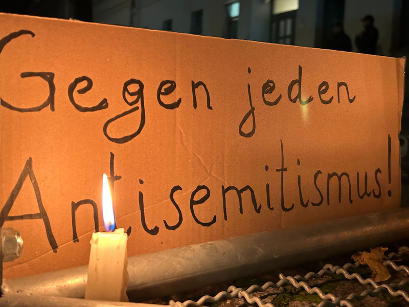 Auf Bundesebene und auch in den Ländern gibt es in Deutschland Beauftragte, die sich um die Bekämpfung von Antisemitismus kümmern. (Symbolbild) - Foto: Sven Kaeuler/dpa