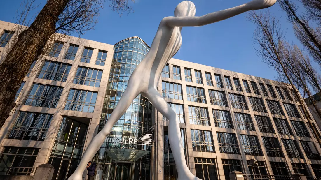 Die Skulptur «Walking Man» vor einem Verwaltungsgebäude der Munich Re. Für den Dax-Konzern liefen die Geschäfte im ersten Quartal erfreulich. (Symbolbild)  - Bild: Peter Kneffel/dpa