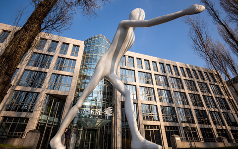 Die Skulptur «Walking Man» vor einem Verwaltungsgebäude der Munich Re. Für den Dax-Konzern liefen die Geschäfte im ersten Quartal erfreulich. (Symbolbild)  - Foto: Peter Kneffel/dpa