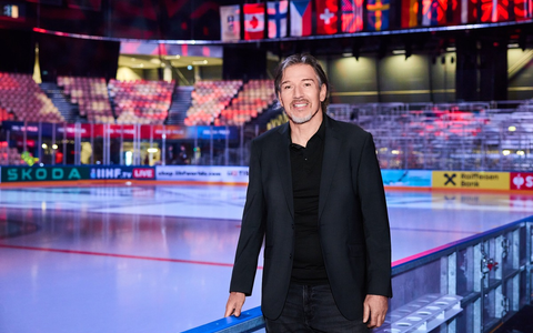 Uwe Krupp ran Eishockey live - Foto: Joyn/ProSieben/Theis Poulsen, presseportal.de