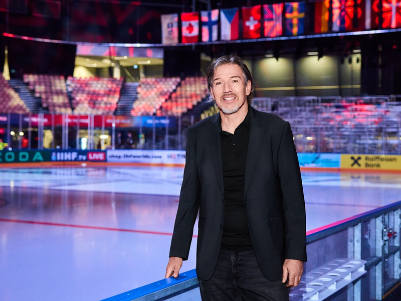 Uwe Krupp ran Eishockey live - Foto: Joyn/ProSieben/Theis Poulsen, presseportal.de