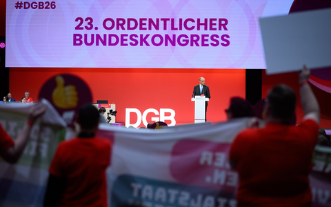 Merz appelliert an die Gewerkschafter, bei den Reformen mitzuziehen - trifft aber auf Unmut. - Foto: Bernd von Jutrczenka/dpa