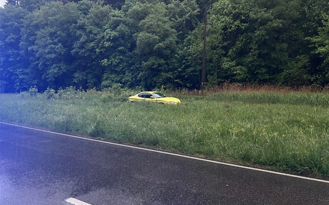 POL-PDLD: Bad Bergzabern/B427 - Mit gelbem Auto ab ins Grüne - Foto: presseportal.de