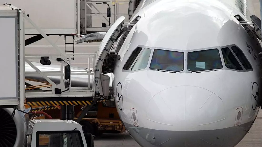 Lufthansa-Maschine wird am Flughafen beladen - Bild: via dts Nachrichtenagentur