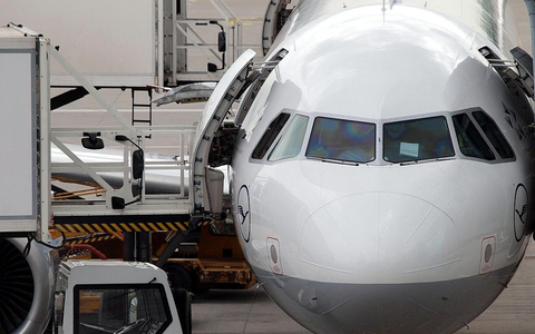 Lufthansa-Maschine wird am Flughafen beladen - Foto: via dts Nachrichtenagentur