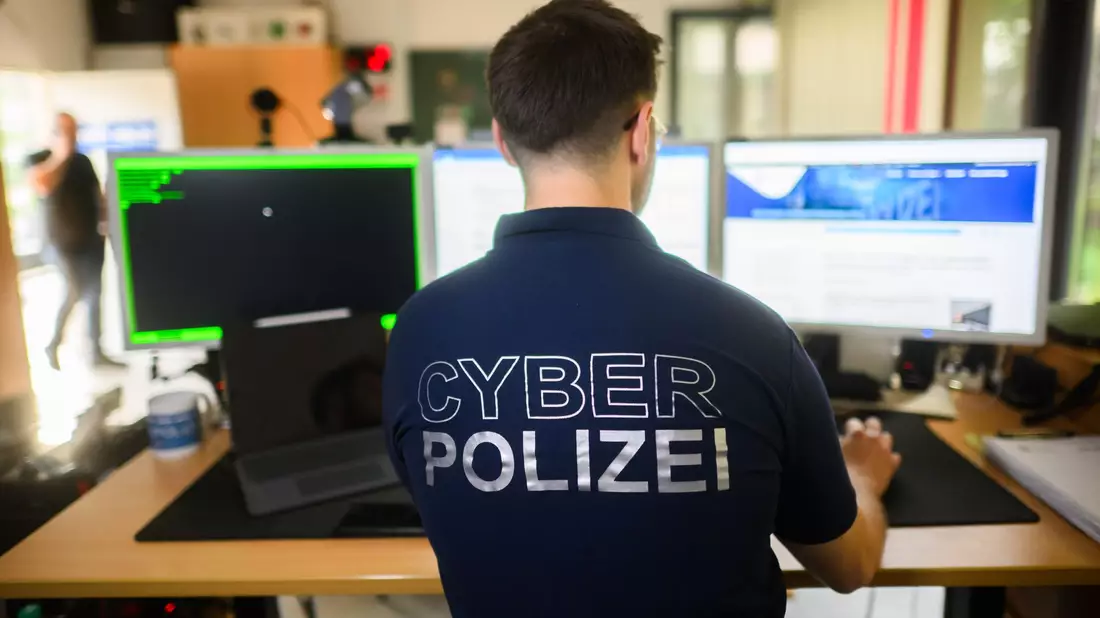 Die Mehrheit der Straftaten im Internet wird inzwischen aus dem Ausland heraus begangen. (Symbolbild) - Bild: Julian Stratenschulte/dpa