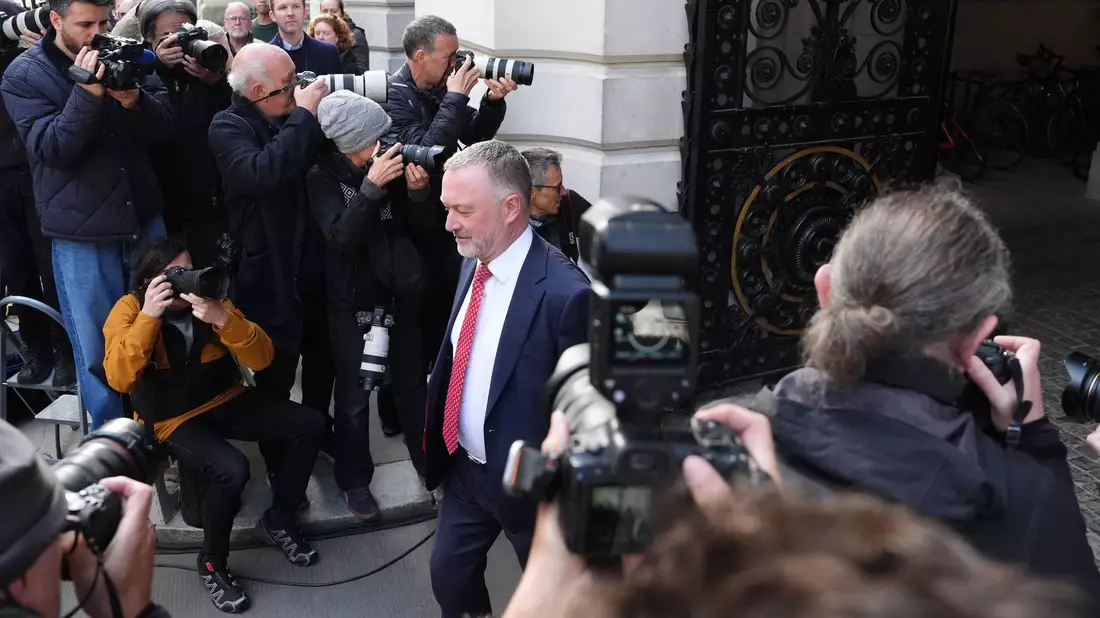 Vor der Downing Street versammeln sich zahlreiche Reporter. - Bild: Jonathan Brady/PA Wire/dpa