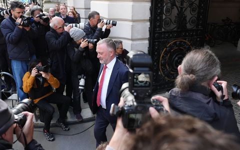 Vor der Downing Street versammeln sich zahlreiche Reporter. - Foto: Jonathan Brady/PA Wire/dpa