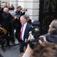 Vor der Downing Street versammeln sich zahlreiche Reporter. - Foto: Jonathan Brady/PA Wire/dpa