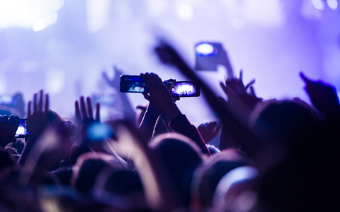 Musik soll Menschen verbinden - doch Wucherpreise auf dem Zweitmarkt machen einen Konzertbesuch für viele Fans unerschwinglich, kritisiert die Branche. (Symbolbild) - Foto: Christophe Gateau/dpa