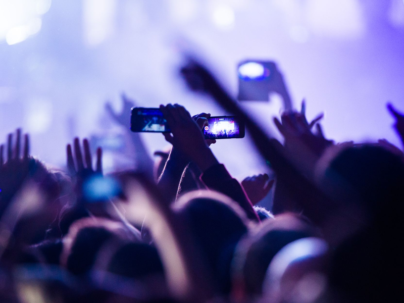 Musik soll Menschen verbinden - doch Wucherpreise auf dem Zweitmarkt machen einen Konzertbesuch für viele Fans unerschwinglich, kritisiert die Branche. (Symbolbild) - Foto: Christophe Gateau/dpa