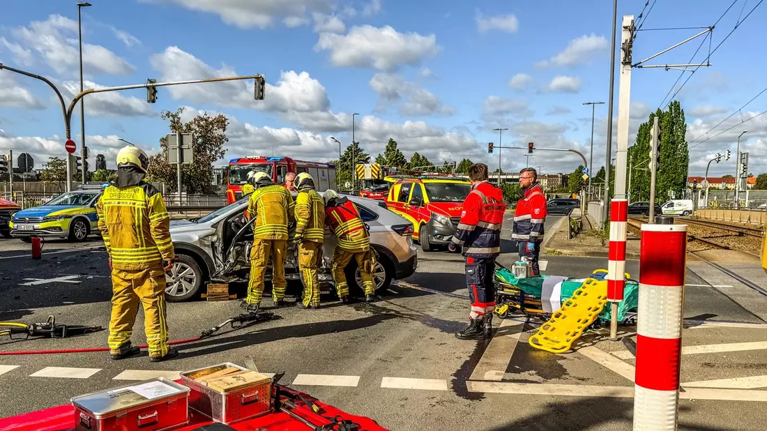 FW Dresden: Verkehrsunfall mit zwei Schwerverletzten - Bild: presseportal.de