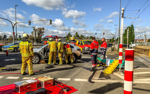 FW Dresden: Verkehrsunfall mit zwei Schwerverletzten - Foto: presseportal.de