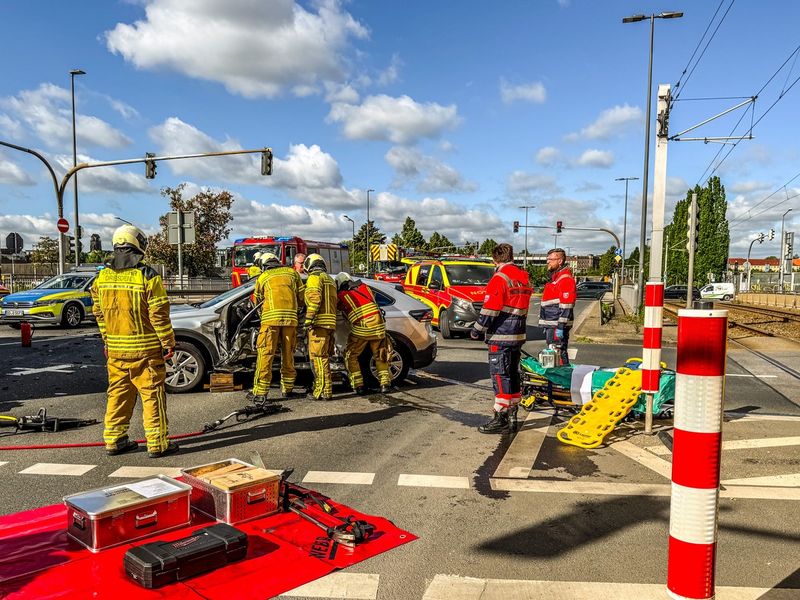 FW Dresden: Verkehrsunfall mit zwei Schwerverletzten - Foto: presseportal.de