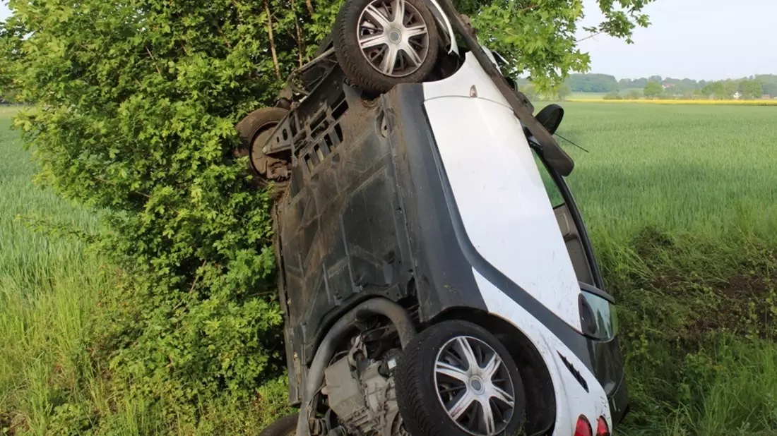 POL-MI: Auto hebt bei Verkehrsunfall ab - Bild: presseportal.de