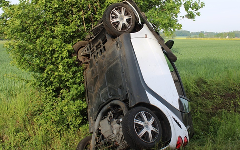 POL-MI: Auto hebt bei Verkehrsunfall ab - Foto: presseportal.de