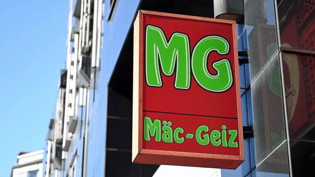 In vielen ostdeutschen Städten gibt es Filialen der Kette Mäc Geiz. - Bild: Elisa Schu/dpa