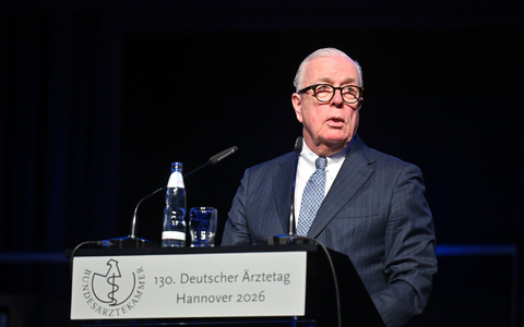 Ärztepräsident Reinhardt: «Stellen Sie diese Reform auf Hold.» - Foto: Julian Stratenschulte/dpa