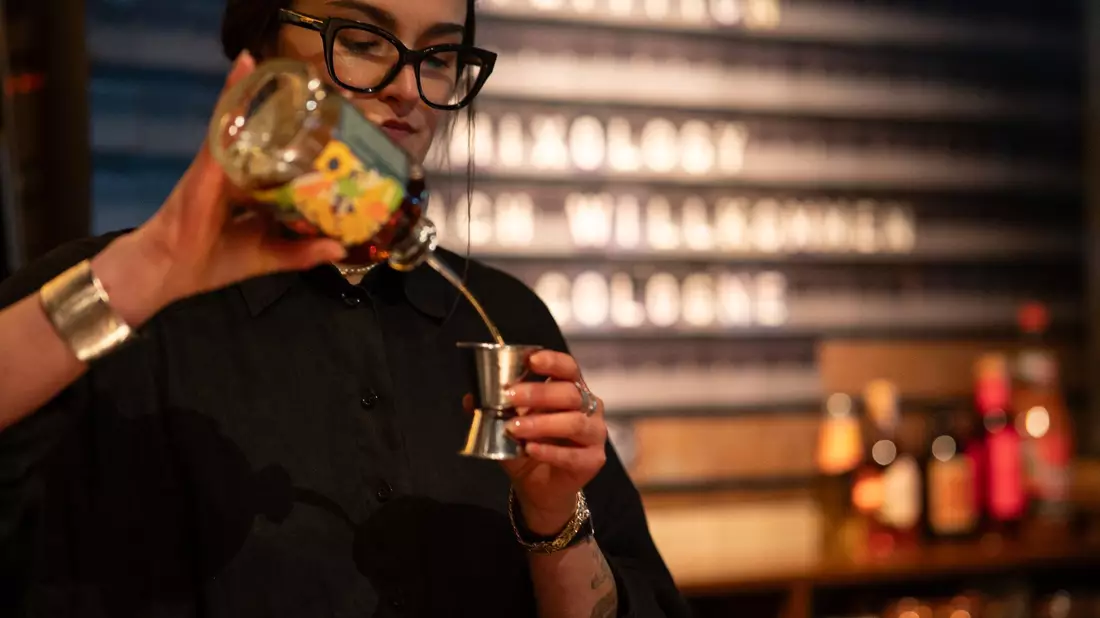 Diese Nachricht ist nicht aus den 80ern: Clara Schoper (24) aus der Münchner «Zephyr Bar» hat mit «Rum-Cola» einen Cocktailwettbewerb gewonnen. (Handoutbild) - Bild: Miriam Weisz/Mixology/Meininger Verlag/dpa