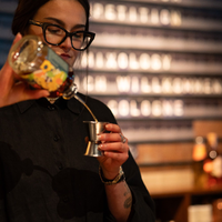 Diese Nachricht ist nicht aus den 80ern: Clara Schoper (24) aus der Münchner «Zephyr Bar» hat mit «Rum-Cola» einen Cocktailwettbewerb gewonnen. (Handoutbild) - Foto: Miriam Weisz/Mixology/Meininger Verlag/dpa