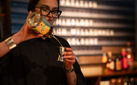 Diese Nachricht ist nicht aus den 80ern: Clara Schoper (24) aus der Münchner «Zephyr Bar» hat mit «Rum-Cola» einen Cocktailwettbewerb gewonnen. (Handoutbild) - Foto: Miriam Weisz/Mixology/Meininger Verlag/dpa