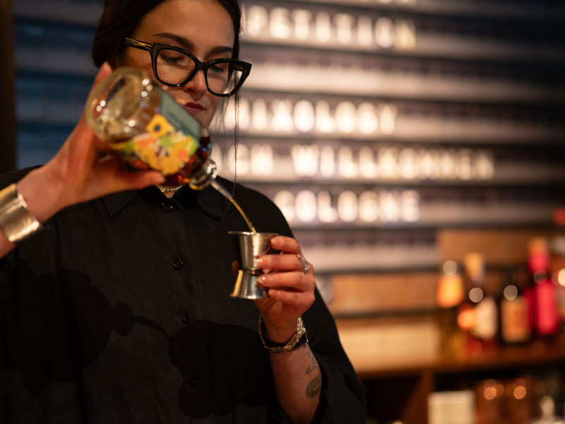Diese Nachricht ist nicht aus den 80ern: Clara Schoper (24) aus der Münchner «Zephyr Bar» hat mit «Rum-Cola» einen Cocktailwettbewerb gewonnen. (Handoutbild) - Foto: Miriam Weisz/Mixology/Meininger Verlag/dpa